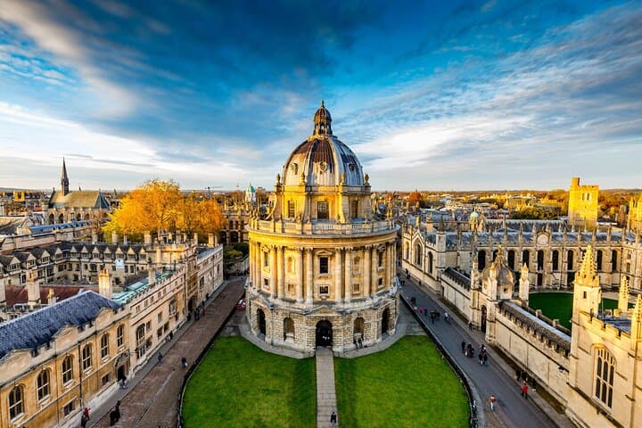 Oxford University & Harry Potter Walking Tour with Live Magic Entertainment photo 6