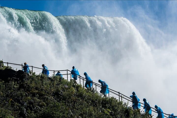 2-Day Niagara Falls Adventure from Washington DC: Maid of the Mist, Night Illumination & Corning Museum