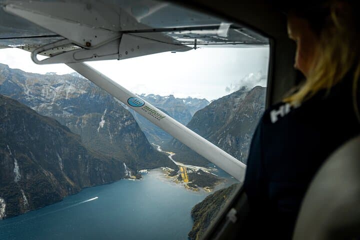 Milford Sound Flight and Cruise from Queenstown: Scenic Fiord Exploration with Lunch photo 2