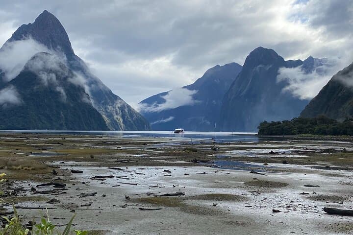 Milford Sound Scenic Flight with Landing: A Stunning Aerial Adventure from Queenstown photo 4