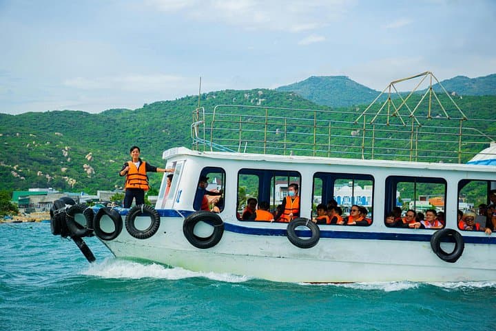 5-Day Scenic Uganda Safari: Queen Elizabeth & Lake Bunyonyi Adventure photo 3