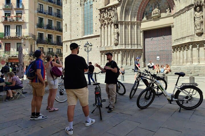 Barcelona Bike & eBike Tour: Gaudí, Gothic Quarter & Local Tapas photo 5