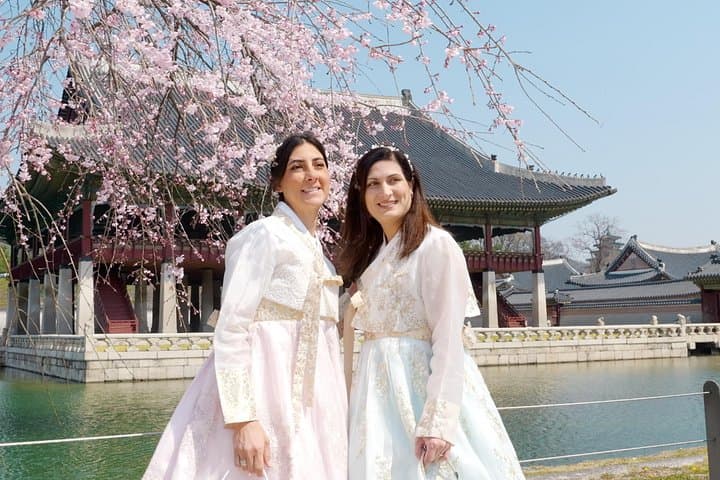 Seoul Hanbok Walking Tour: Gyeongbokgung, Bukchon & Cultural Highlights photo 1