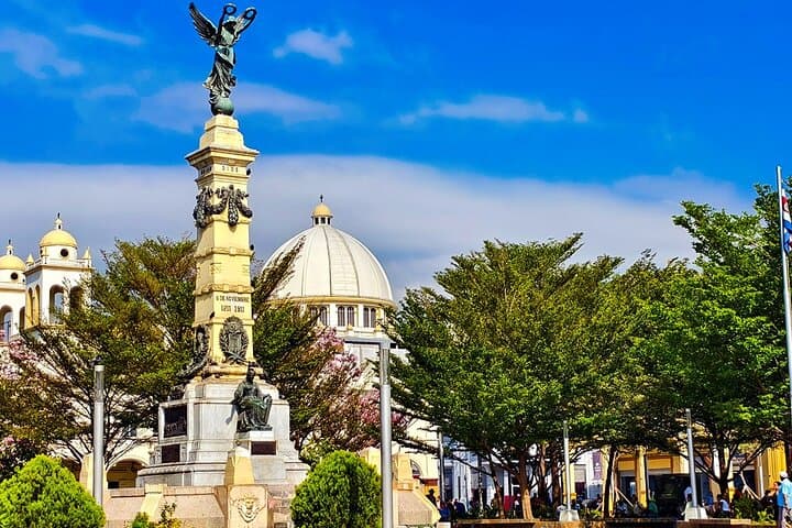 10-Day Private El Salvador & Honduras Adventure — Volcano Hikes, Mayan Ruins & Roatan Diving photo 6