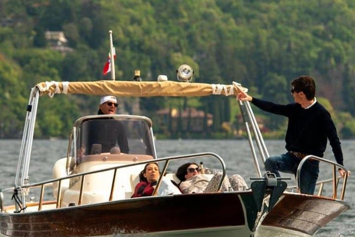 Private 1-Hour Wooden Gozzo Cruise on Lake Como: Villas, Swimming & Prosecco photo 4