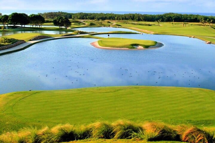Roatan Golf at The Black Pearl: Challenging Elevation and Island Views photo 5