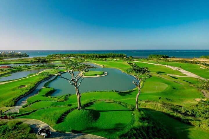 Roatan Golf at The Black Pearl: Challenging Elevation and Island Views