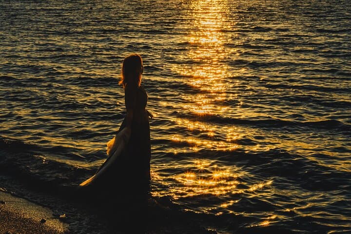 Sunrise Photoshoot on Kamari Black Sand Beach — Santorini Black Sand Portrait Session photo 6