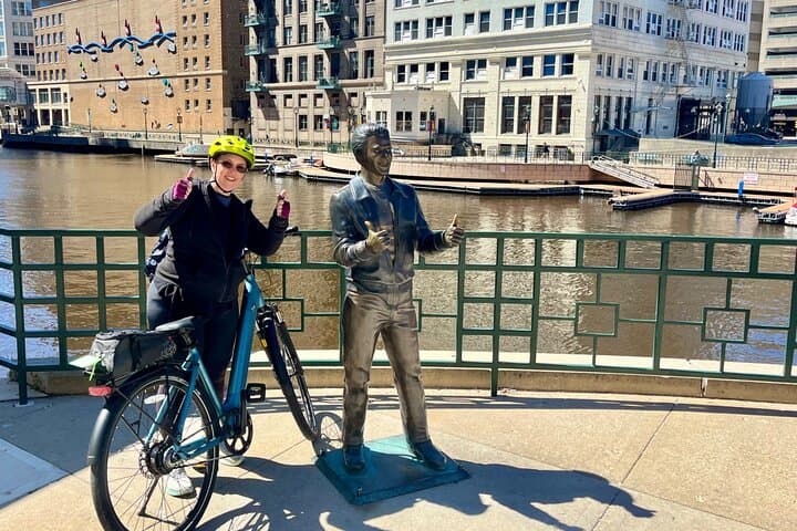 Explore Old Milwaukee by E-Bike: A 16-Mile Urban Adventure Through History and Parks photo 4