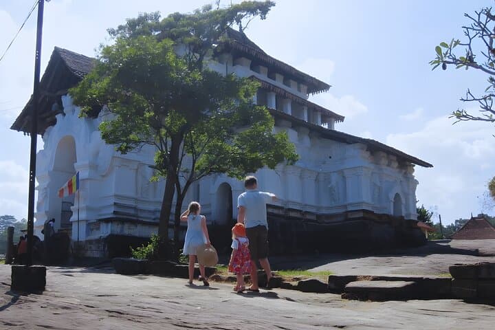 Kandy Countryside Crafts and Temple Experience with Village Lunch