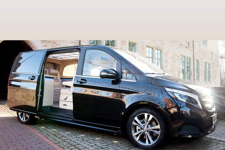 Private Transfer: London & Heathrow to Stonehenge with Meet & Greet