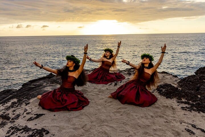 Feast and Fire Luau at Outrigger Kona Resort — Oceanfront Hawaiian Dinner & Show photo 3