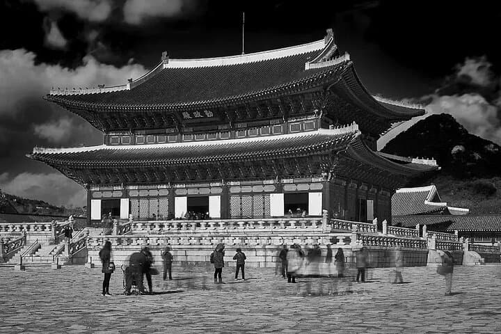 Historic Seoul Walking Tour: Gyeongbokgung, Cheonggyecheon & Bukchon photo 4