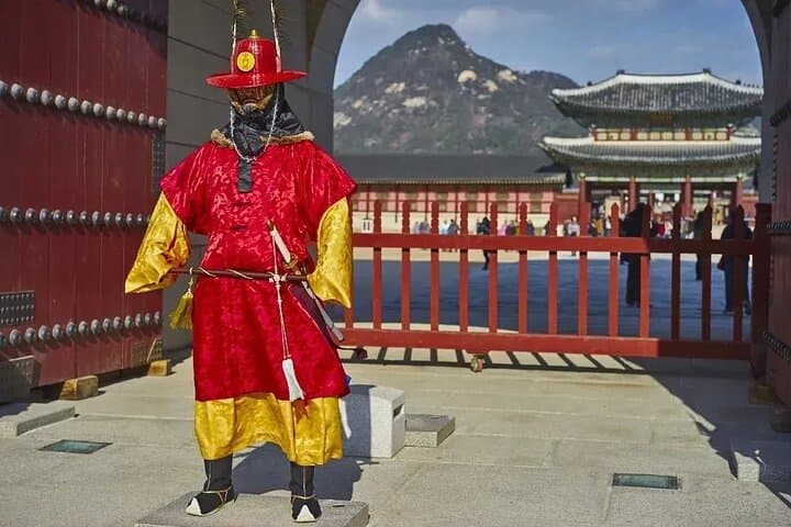 Historic Seoul Walking Tour: Gyeongbokgung, Cheonggyecheon & Bukchon