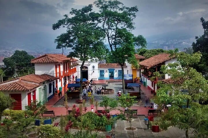 Medellin in a Day: City Tour, Metrocable & Commune 13 Graffitour photo 3