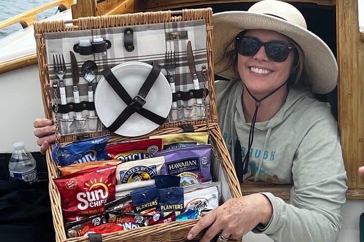 San Diego Classic Sailboat Cruise — Small Group, Snacks & Drinks Included photo 6