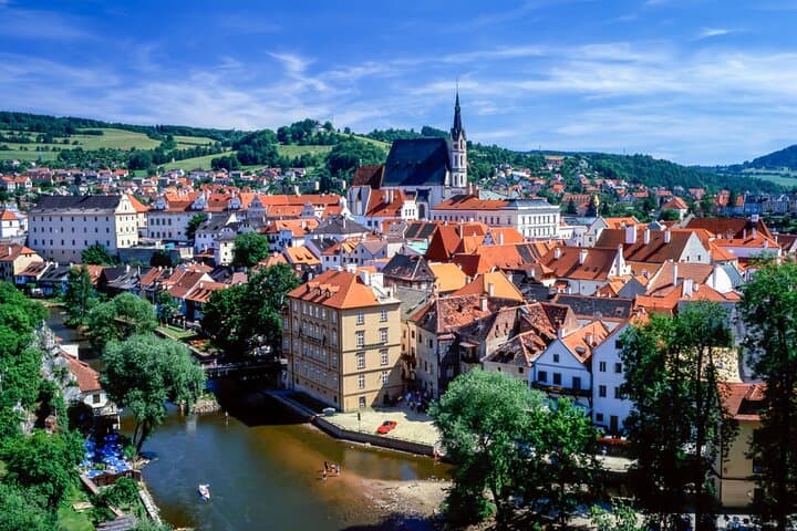 Private Day Trip from Vienna to Český Krumlov & Červená Lhota: A South Bohemian Day Escape