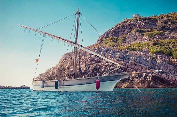 Vintage Lateen Sailing: 4-Hour Alghero Gulf Cruise with Swim Stops photo 5