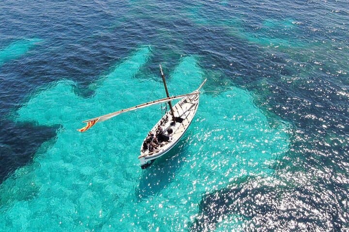 Vintage Lateen Sailing: 4-Hour Alghero Gulf Cruise with Swim Stops photo 2
