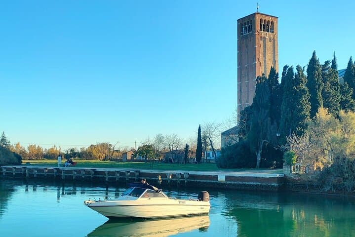 Sunset Boat Tour in Venice: Giudecca Canal Cruise at Golden Hour photo 2