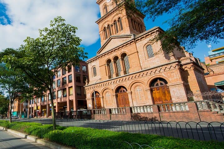 Medellin in a Day: City Tour, Metrocable & Commune 13 Graffitour photo 2