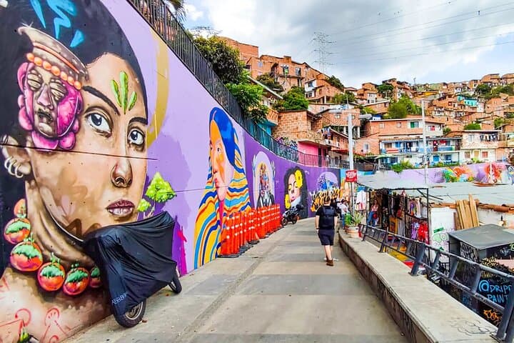 Medellin in a Day: City Tour, Metrocable & Commune 13 Graffitour photo 6