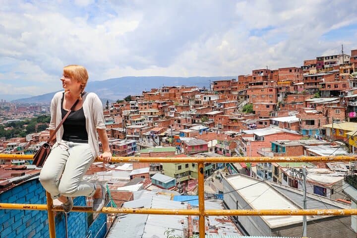 Medellin in a Day: City Tour, Metrocable & Commune 13 Graffitour