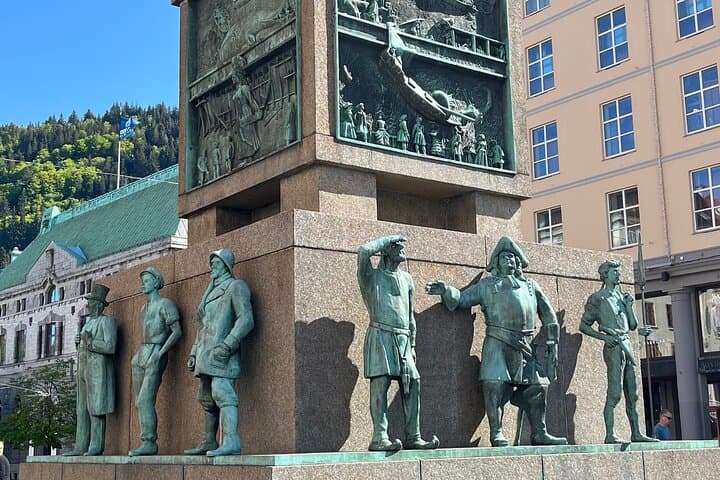 Explore Bergen's Icons: Walking Tour & Fløibanen Funicular Adventure