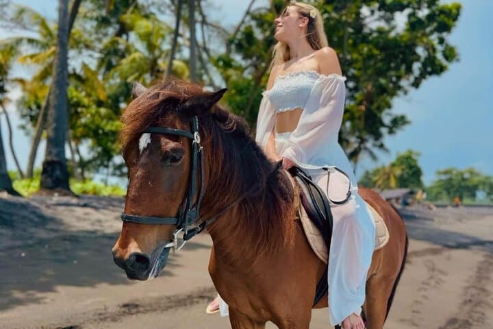 Horseback Riding on Saba Beach: Trot & Canter with Temple Views in Bali photo 3