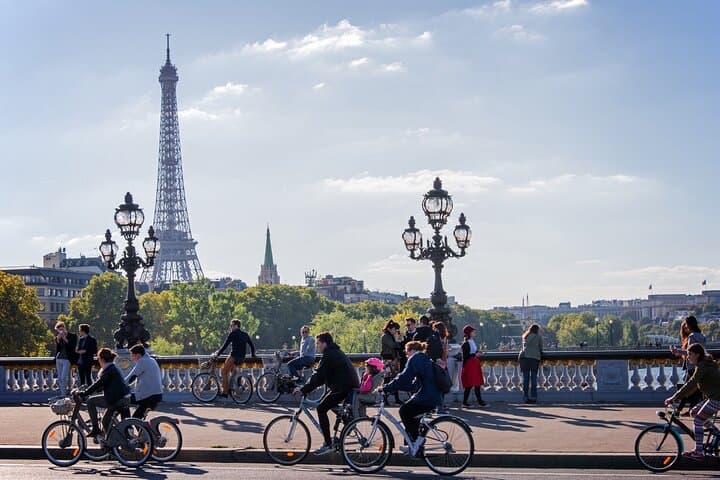 Comfortable Paris Bike Tour: 3-Hour Luxury Ride Past Eiffel, Louvre & Arc de Triomphe