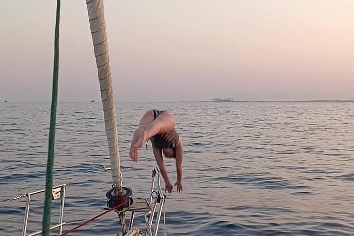 Barcelona 1-Hour Sailing Tour: Yacht Cruise from Port Olímpic with Drinks photo 1