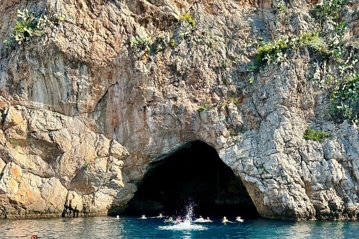 Nice Half-Day Boat Tour to Mala Cave and Villefranche