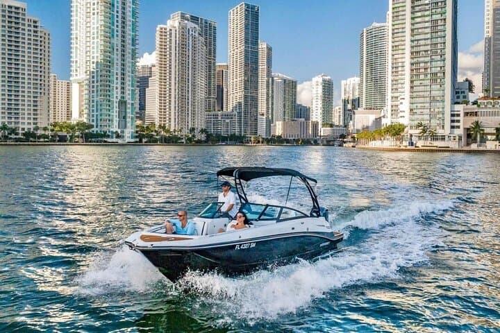 Exploring Chicago from Water: Private Boat Tours on the Chicago River and Lake Michigan
