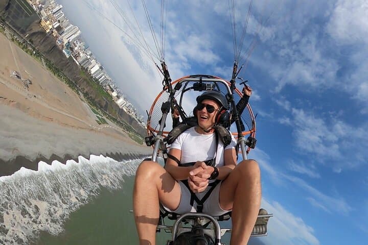 Paratrike Flight Over Costa Verde: Paragliding Tours in Lima, Peru photo 2