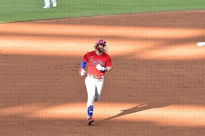 Experience a Phillies Game at Citizens Bank Park: Guide to the Live Atmosphere and Practical Tips