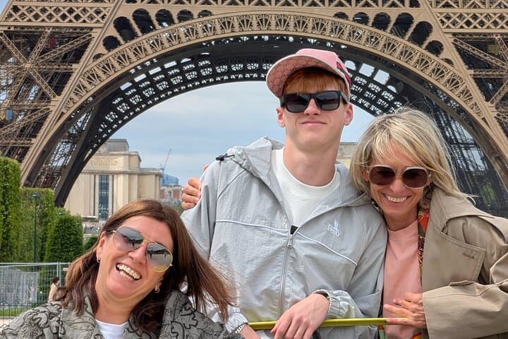 One-Hour Paris Express Tour: Scenic Stops at Eiffel Tower, Champs-Élysées & Opéra photo 4