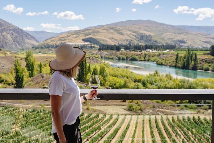 Central Otago Boutique Wine Tour: 4 Wineries, Lunch & Old Cromwell Walk