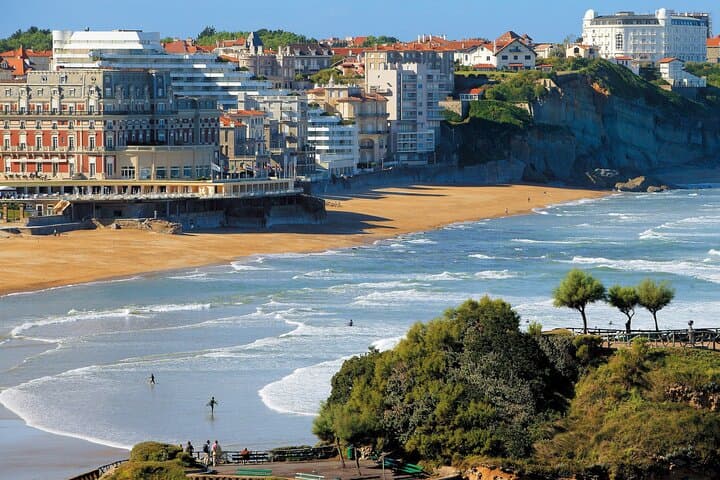 Biarritz in Two Hours: Local Walking Tour with Gâteau Basque Tasting