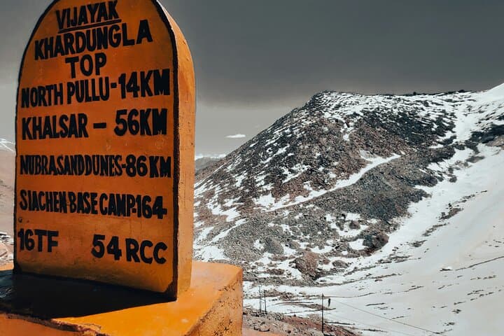 High Road to the Sky: Private Khardung La Day Trip from Leh