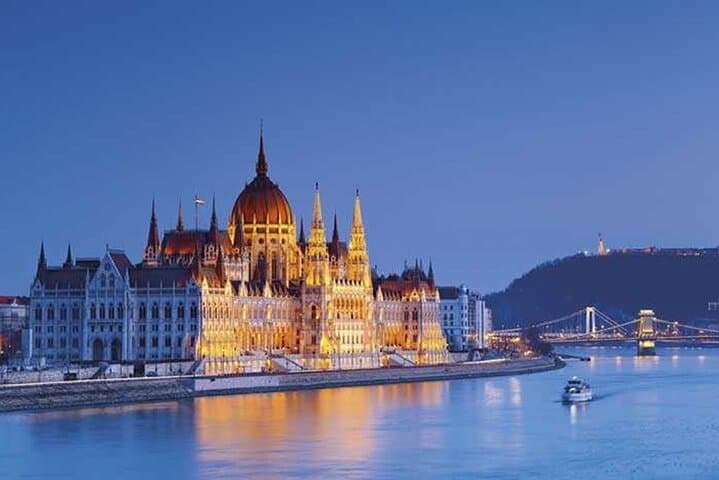 Royal Route VIP: Private Vienna to Bratislava and Budapest Day Trip