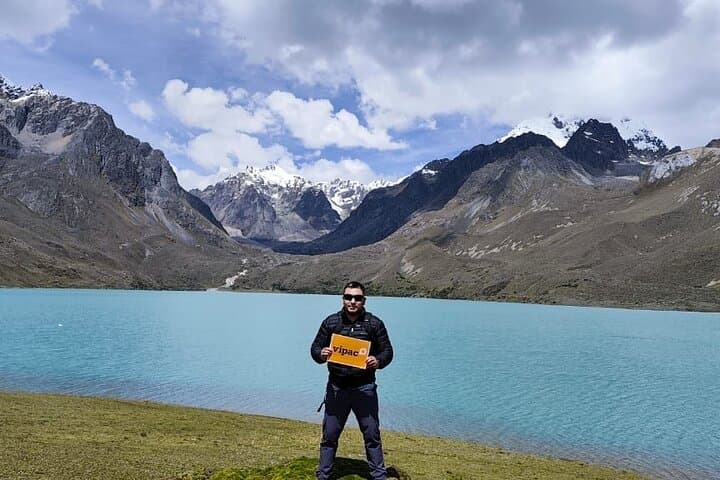 Singrenacocha Lagoon Hike from Cusco: Turquoise High-Andes Lake & Ausangate Views