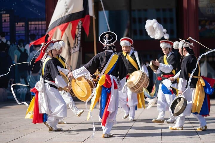 Seoul Highlights: Walking Tour with Lunch and Hanbok Experience photo 4