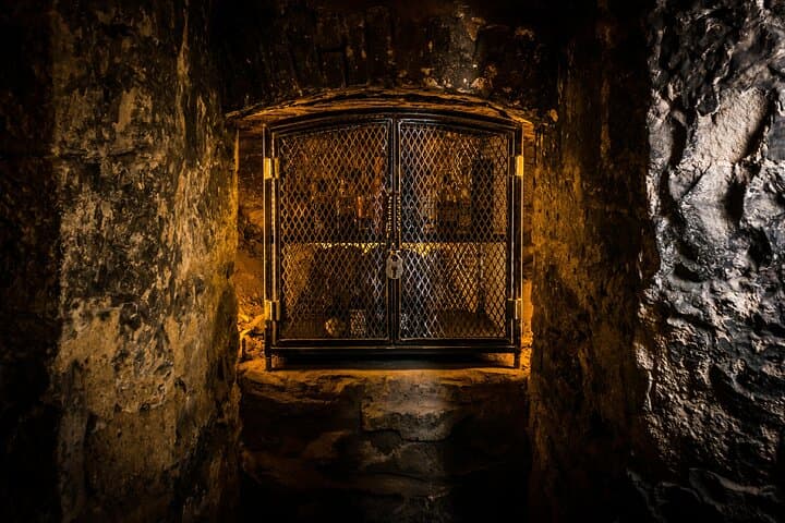 Luxury Whisky Tasting in Edinburgh's Underground Vaults – Rare Drams in The Lost Close photo 6