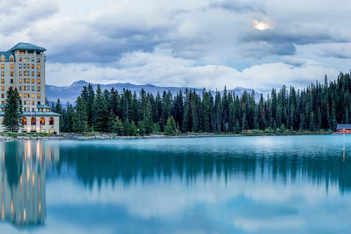 Luxury Private Tour of Moraine Lake, Lake Louise, Peyto & Icefields Parkway photo 5