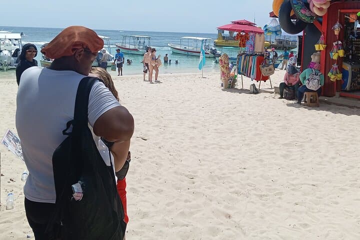 Roatán Monkey & Sloth Sanctuary Tour with Chocolate, Rum Tasting and West Bay Beach photo 2