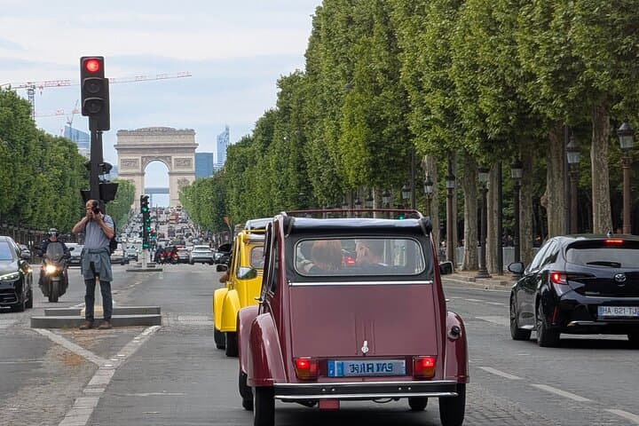 Paris Express Tour — Quick Visit to Historic Monuments in Under an Hour photo 5