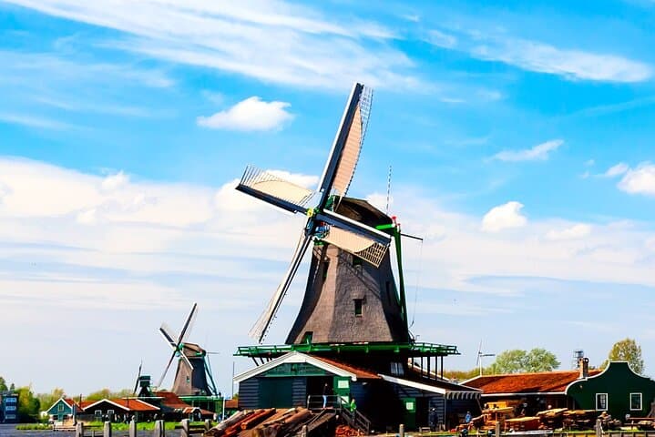 Amsterdam Windmills & Volendam Day Tour — Cheese Tasting with Bilingual Video Guide