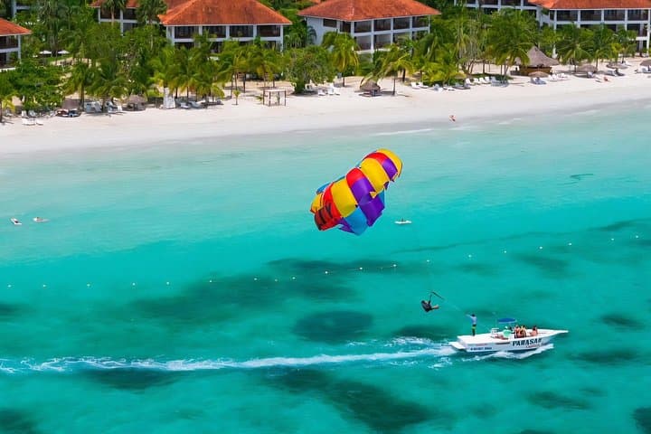 Discover the Thrills of Negril: Beach Bliss and Cliff Jumping photo 1