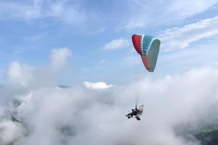 Paragliding Vang Vieng: Tandem Flights Over Mekong & Limestone Cliffs