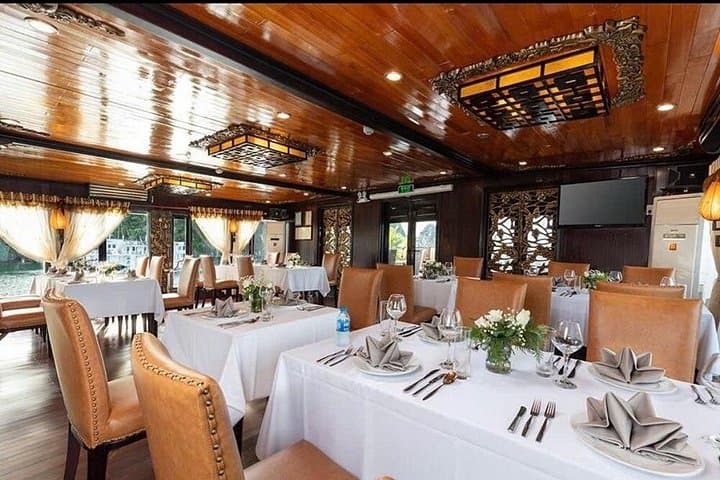 Luxury Ha Long & Lan Ha Bay Overnight Cruise: Kayaking, Titop Island & Luon Cave photo 3